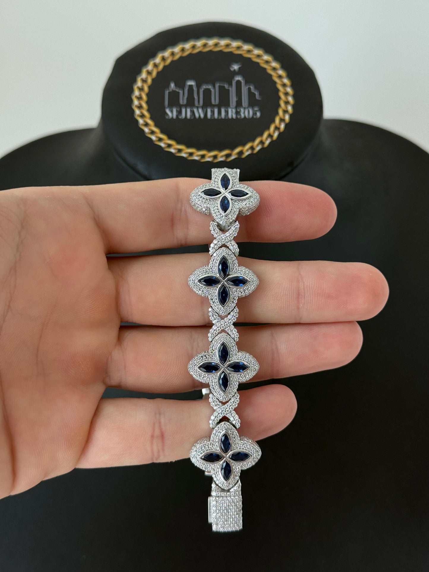 Diamond Clover White/ Dark Blue (VVS1 Moissanite)