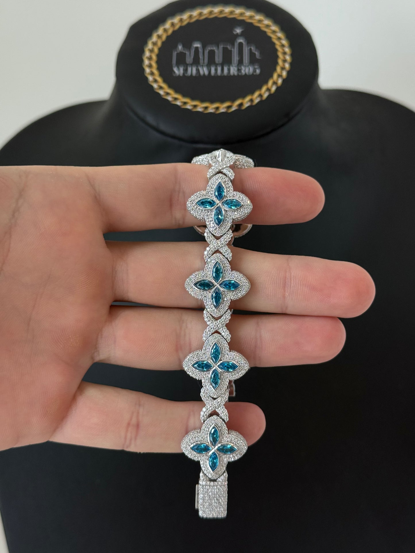 Diamond Clover White/ Light Blue (VVS1 Moissanite)